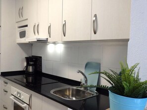 Microwave, oven, stovetop, dishwasher - Renovated Seafront Apartment with Pool (Miami Playa)