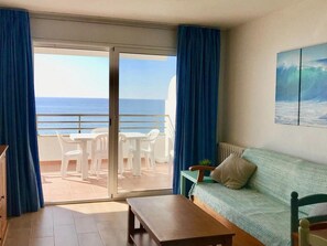 TV - Renovated Seafront Apartment with Pool (Miami Playa)