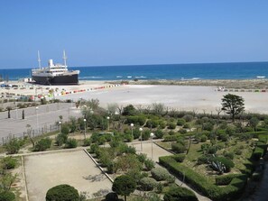 Beach nearby - Seafront Apartment for 4 with Private Parking and Full Amenities (Le Barcarès)