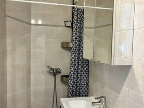 Bathroom - Seafront Apartment for 4 with Private Parking and Full Amenities (Le Barcarès)
