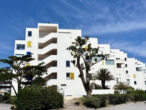 Exterior - Seafront Apartment for 4 with Private Parking and Full Amenities (Le Barcarès)