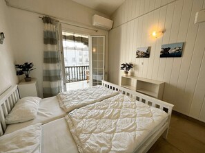 1 bedroom, bed sheets - Renovated 2-room apartment with air conditioning and balcony in Port Grimaud (Port Grimaud)