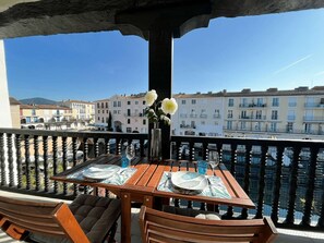 Outdoor dining - Renovated 2-room apartment with air conditioning and balcony in Port Grimaud (Port Grimaud)