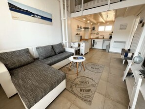 TV - Renovated 2-room apartment with air conditioning and balcony in Port Grimaud (Port Grimaud)