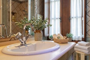 Shower, hair dryer, bidet, towels - ClickSardegna – Elegant historic palace with sea view in the old town, with lift (Alghero)