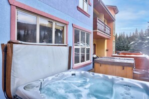 Outdoor spa tub - Multi Level Condo Close to Village | Access to Ski-Out Trail | Private Hot Tub | Fireplace (Sun Peaks)