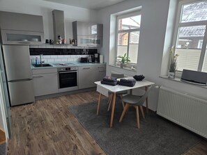 Fridge, oven, stovetop, dishwasher - Vacation apartment in Wilhelmshaven - quiet, modern, ideal for excursions (Wilhelmshaven)