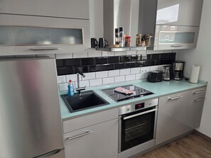 Fridge, oven, stovetop, dishwasher - Vacation apartment in Wilhelmshaven - quiet, modern, ideal for excursions (Wilhelmshaven)