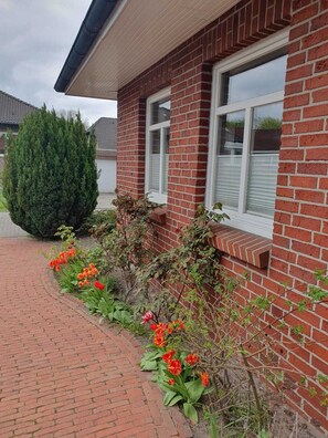 Exterior detail - Vacation apartment in Wilhelmshaven - quiet, modern, ideal for excursions (Wilhelmshaven)