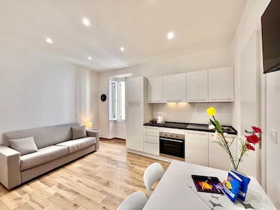 Central Studio in Menton – Old Town, Shops & Beaches Nearby