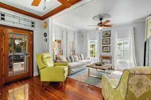 TV - STAINED GLASS SANCTUARY ~ NEW LISTING! 3 BR/1.5 Ba w/ Pool and Parking! (Key West)