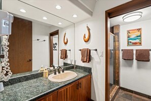 Shower, hair dryer, towels - Luana Kai #B-208 Full A/C, Ocean, pool & courtyard views! (Kihei)
