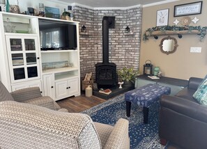 Smart TV, fireplace, books, stereo - Door County Sunsets, cozy cottage with private beach!  (Brussels)