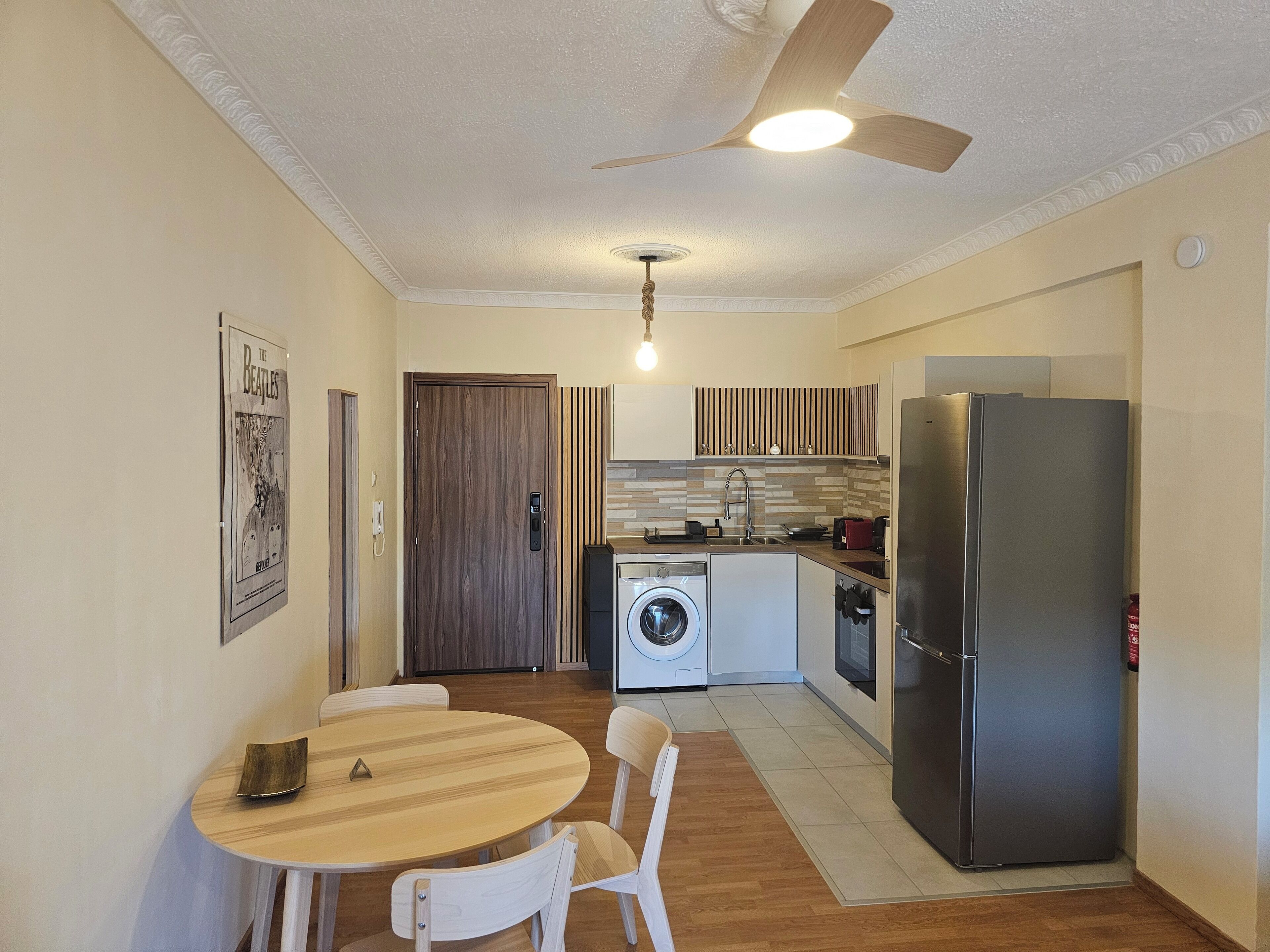 Kühlschrank, Ofen, Herdplatte, Wasserkocher mit Kaffee-/Teezubehör