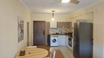 Kühlschrank, Ofen, Herdplatte, Wasserkocher mit Kaffee-/Teezubehör