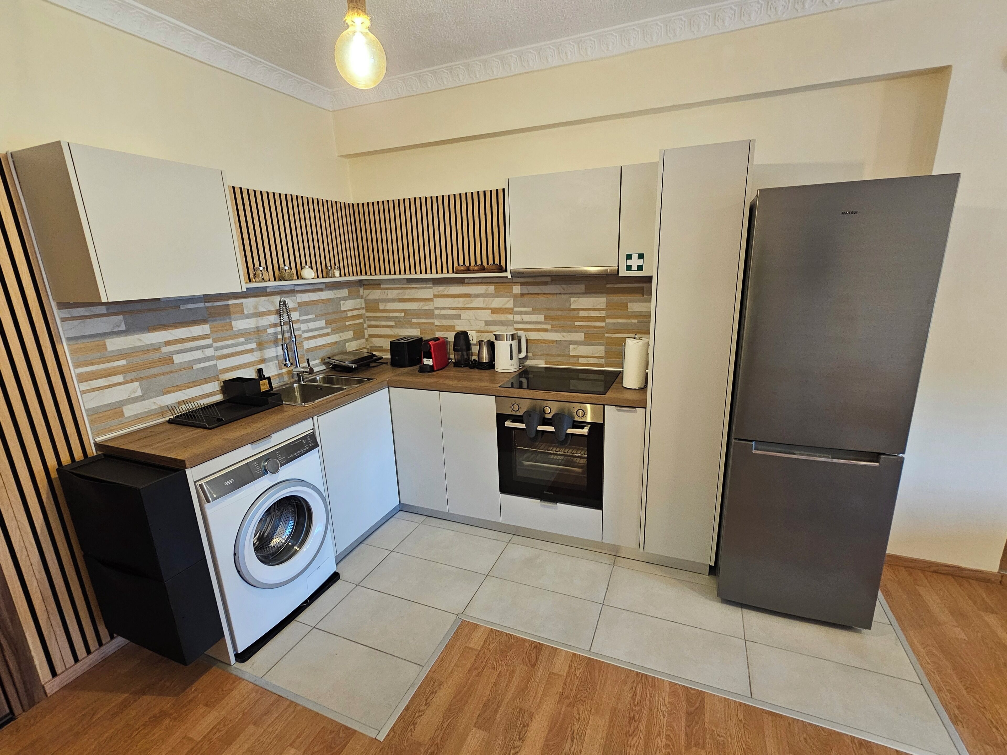 Refrigerador, horno, parrilla de estufa y cafetera y tetera 