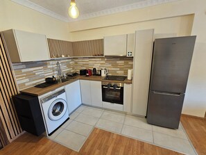 Refrigerador, horno, parrilla de estufa y cafetera y tetera 