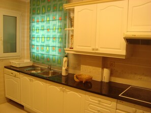 Jääkaappi, mikroaaltouuni, uuni, liesi