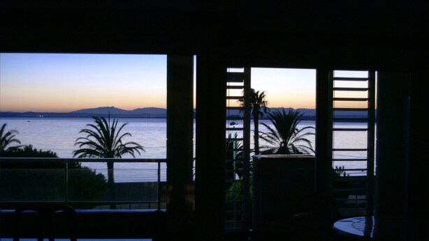 A room with a view of the sea and mountains at dusk. - Seafront apartment in Roses (Roses)