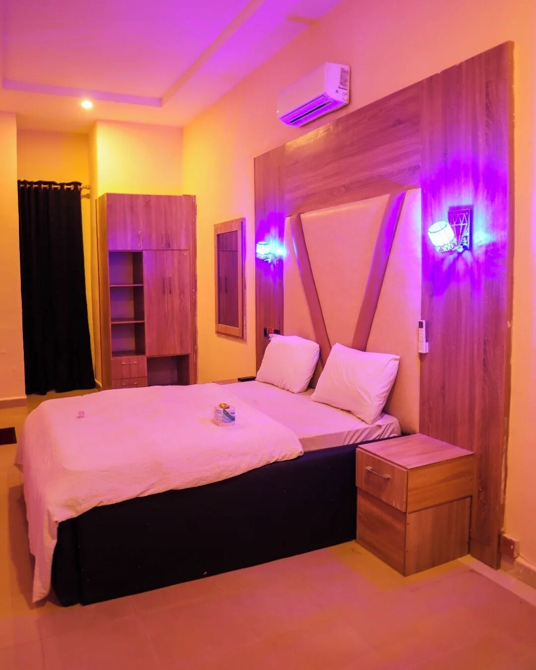 Caja de seguridad en la habitación y escritorio 