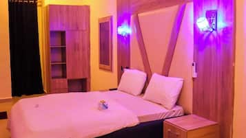 Rom – deluxe, balkong, byutsikt | Safe på rommet, skrivebord og skrivebord for bærbar PC