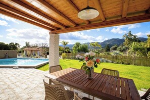 Outdoor dining - Villa del Borgo-Private pool, exclusive park, authenticity and luxury by the sea (Sardegna)