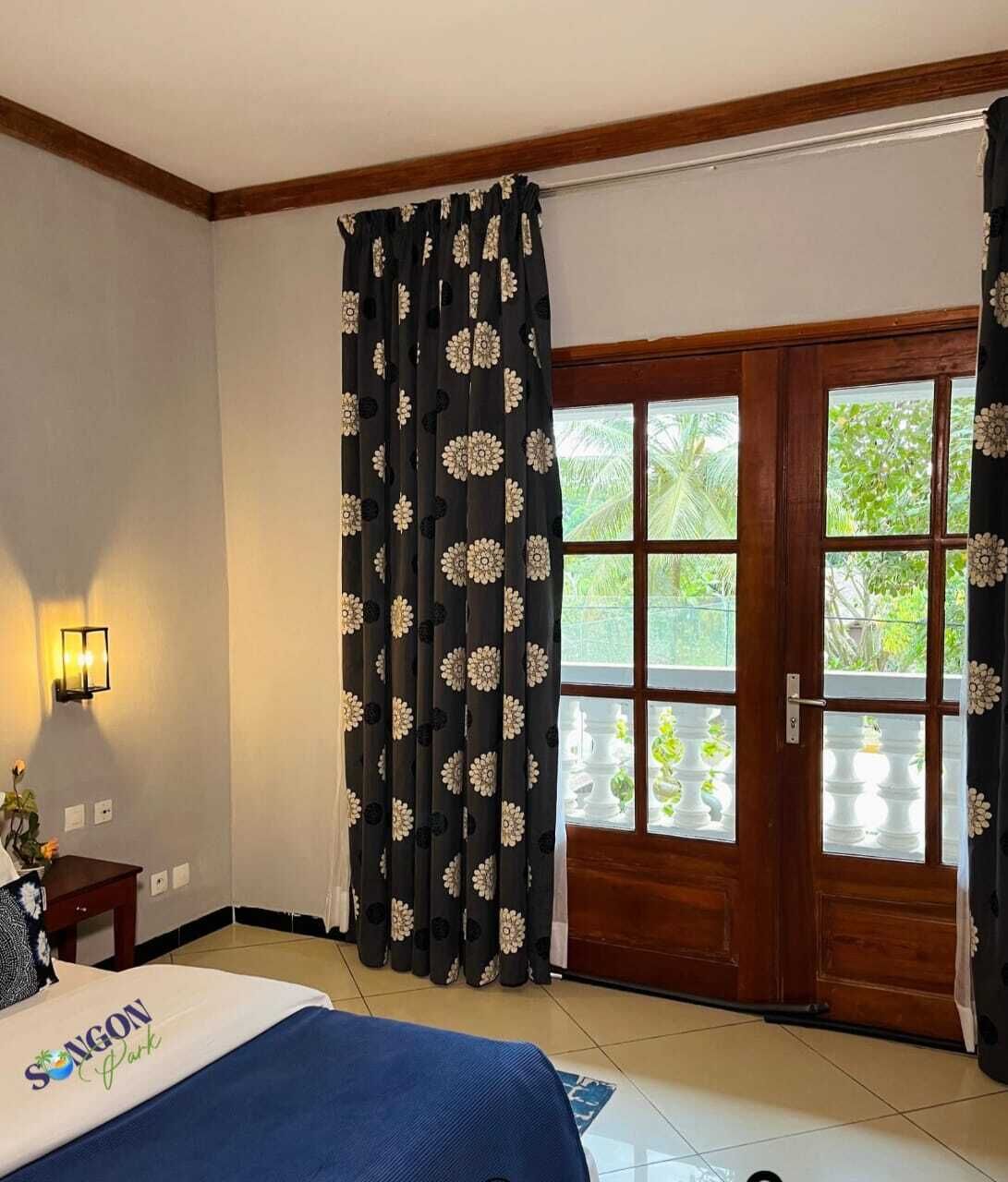 Desk, laptop workspace, free WiFi