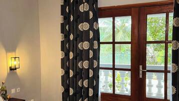 Een bureau, een laptopwerkplek, gratis wifi