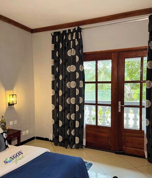 Bureau, espace de travail pour ordinateur portable, Wi-Fi gratuit