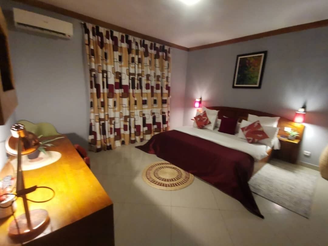 Escriptori, espai de treball apte per a portàtils i wifi gratuïta 