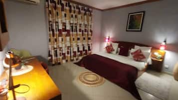 Een bureau, een laptopwerkplek, gratis wifi