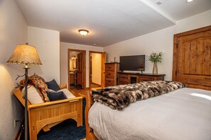 Desk, iron/ironing board, free WiFi, bed sheets - Nightingale's Nest by Hauserman Rentals (Carnelian Bay)