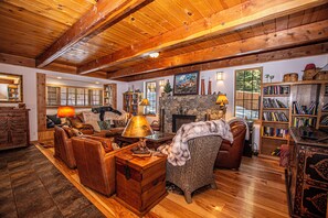 Smart TV, fireplace, books - Nightingale's Nest by Hauserman Rentals (Carnelian Bay)