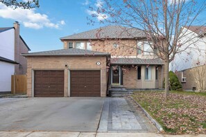 Exterior - Quiet Aurora Executive Suite - 2BR with Separate Entry (Aurora)