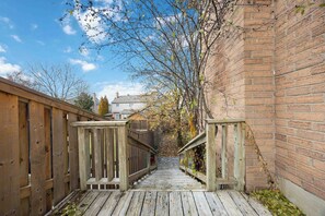 Property grounds - Quiet Aurora Executive Suite - 2BR with Separate Entry (Aurora)