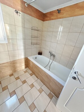 Shower, free toiletries, hair dryer, bidet - Spacious 3bd Apartment in Lefkakia, Nafplio (NAFPLIO)