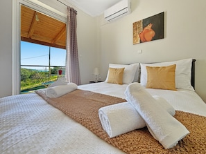 3 bedrooms, desk, soundproofing, iron/ironing board - Spacious 3bd Apartment in Lefkakia, Nafplio (NAFPLIO)