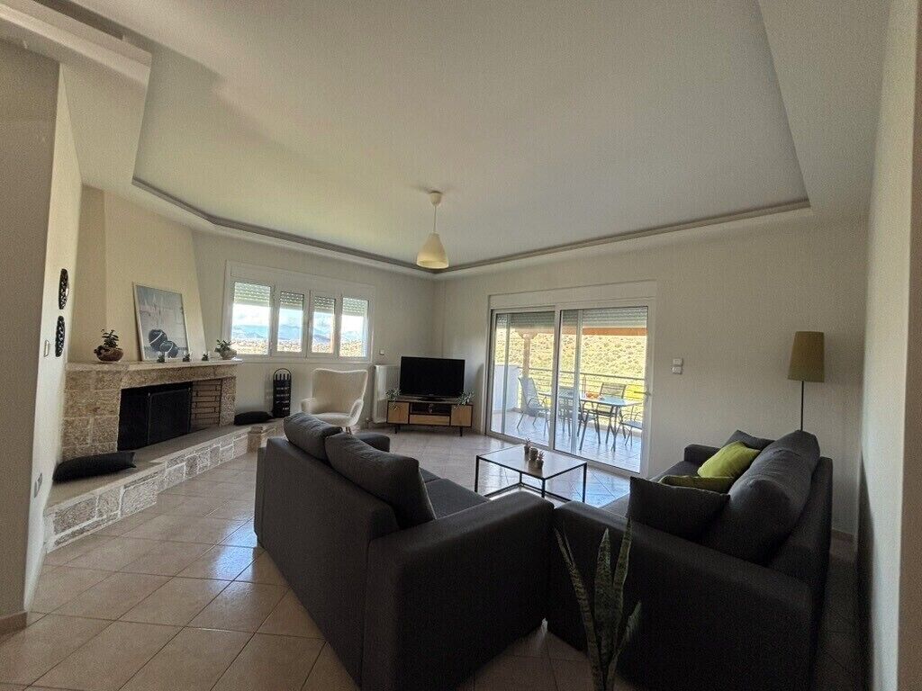 Televisio, takka, kirjoja