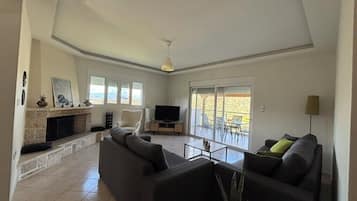 Televisio, takka, kirjoja