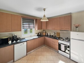 Jääkaappi, mikroaaltouuni, uuni, astianpesukone