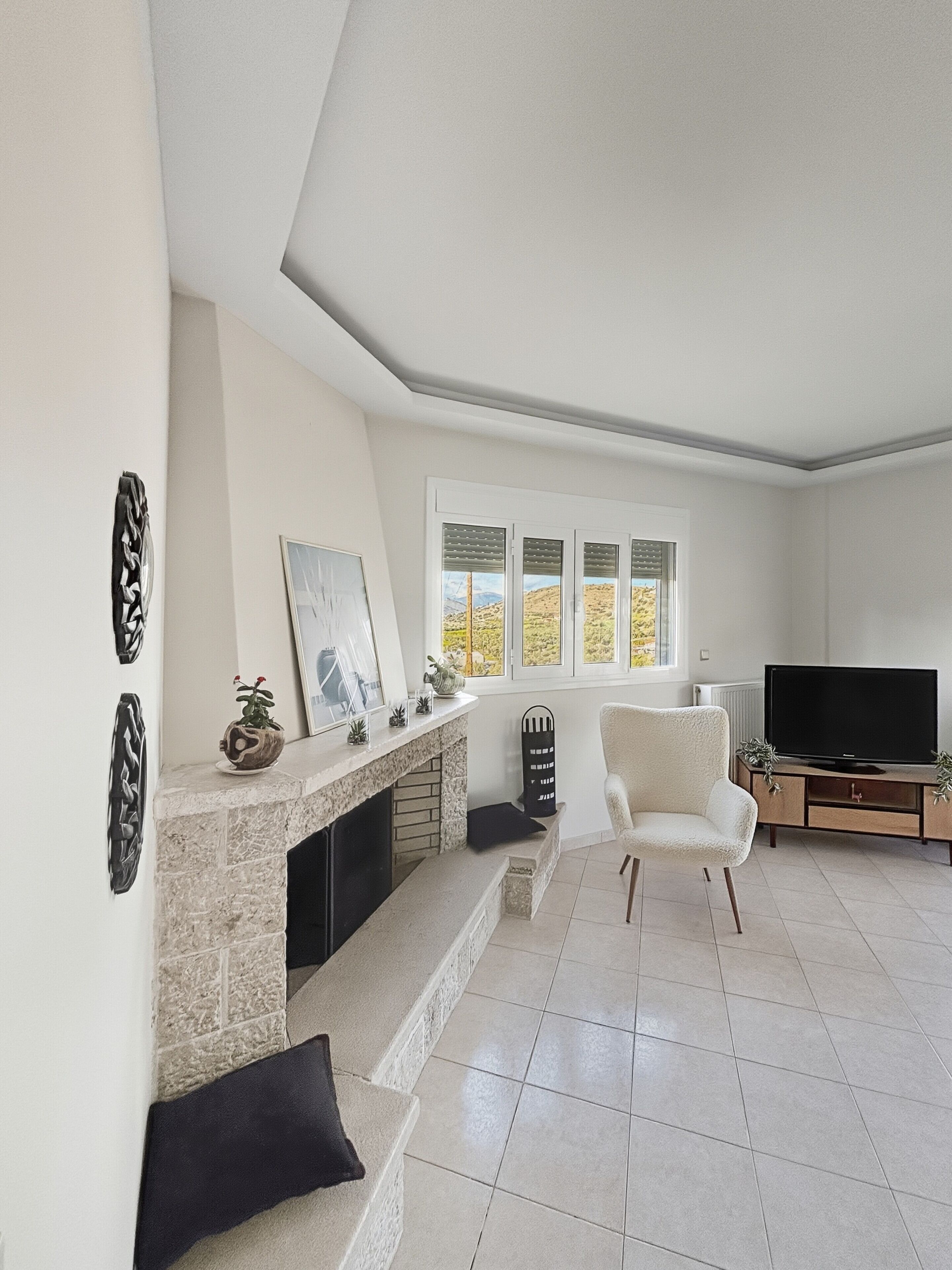 Televisio, takka, kirjoja