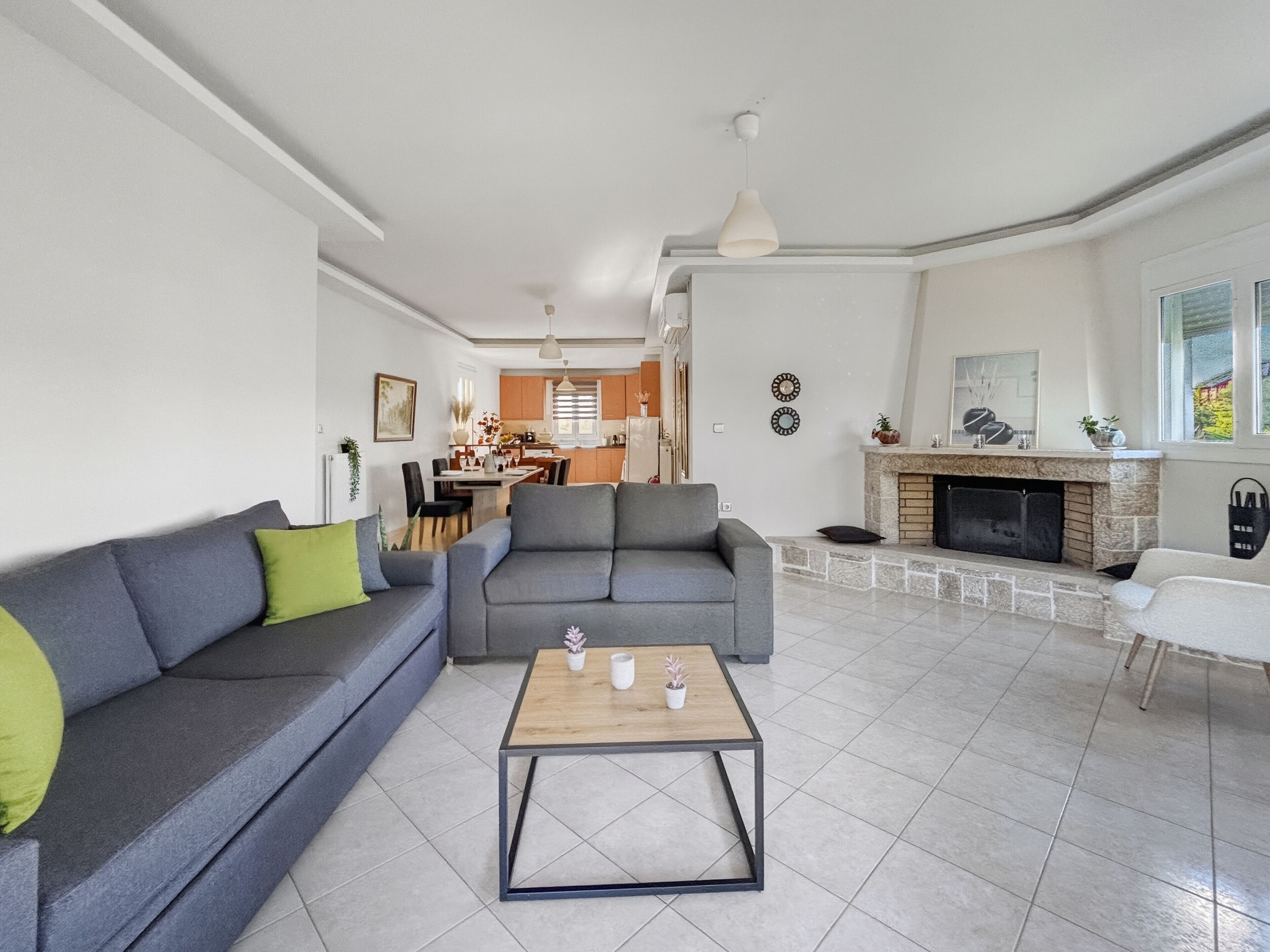 电视、壁炉、书