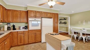 House, 3 Bedrooms | Private kitchen | Fridge, oven, coffee/tea maker, toaster