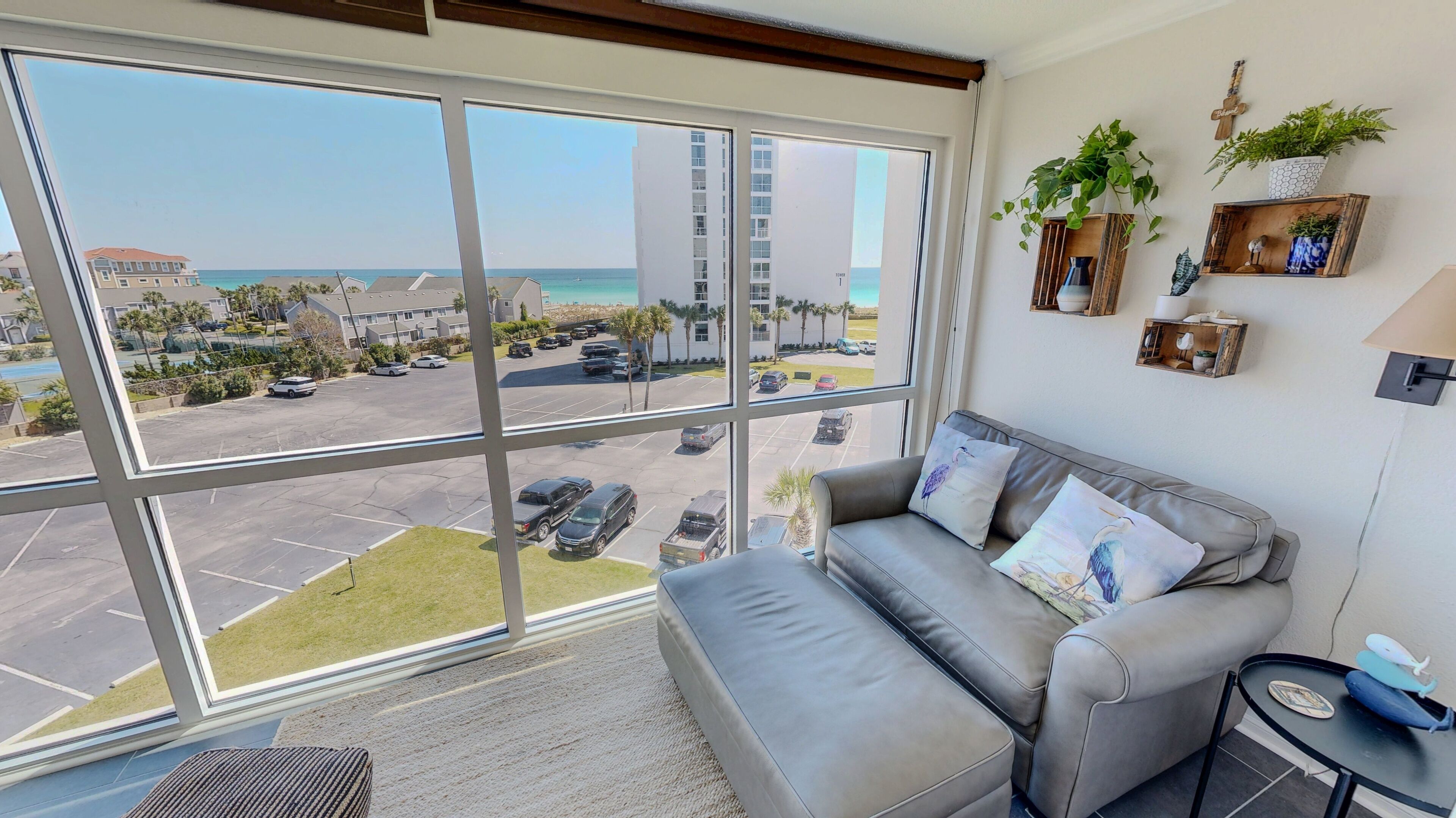 Condo, 2 chambres | Aire de séjour | Téléviseur connecté
