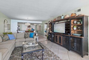 Condo, 2 habitaciones | Área de sala de estar | Smart TV 