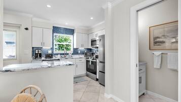 House, 2 Bedrooms | Private kitchen | Fridge, oven, coffee/tea maker, toaster