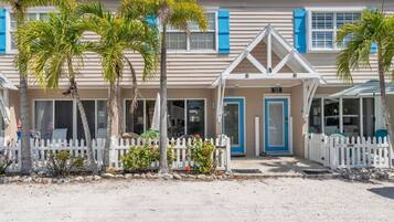 House, 2 Bedrooms | Exterior
