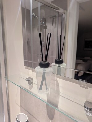 Een douche, een haardroger, handdoeken, zeep