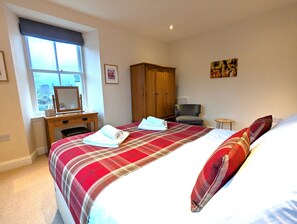 3 slaapkamers, een strijkplank/strijkijzer, reisbedje, gratis wifi