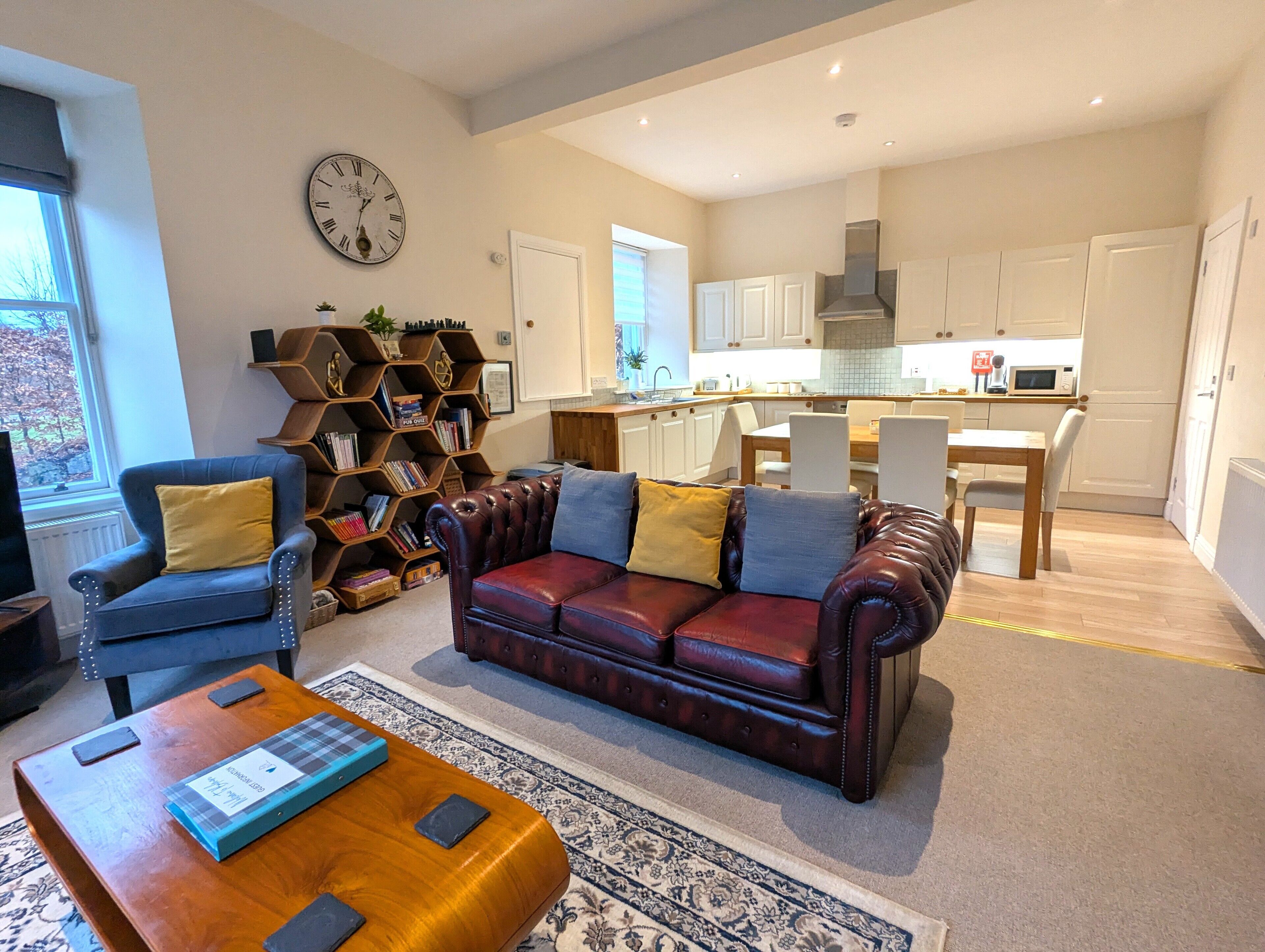 TV connectée, livres, chaîne hi-fi